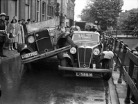 350229 Afbeelding van een aanrijding tussen twee auto's op de Oudegracht te Utrecht, ter hoogte van de Jacobibrug.N.B. ...